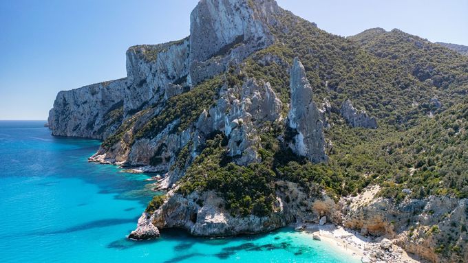 Nejlepší pláží světa se letos pyšní italská Sardinie, která je od 90. let přírodní památkou. S tím souvisí řada restrikcí.