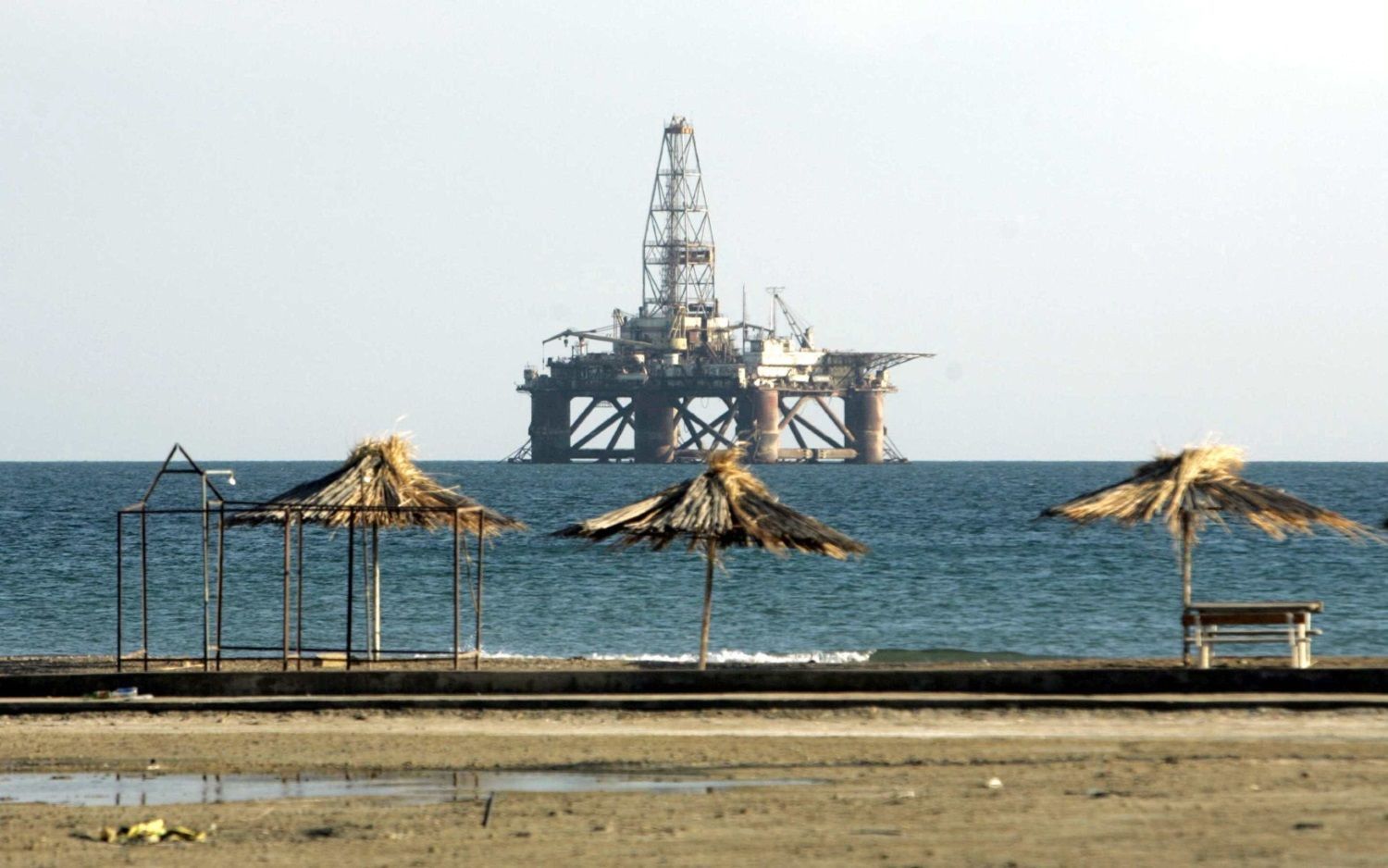 Kaspické moře ropný vrt pobřeží