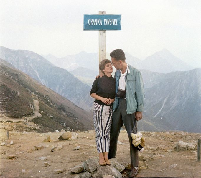 Výletníci, průsmyk Suché kopy, Tichá dolina, Vysoké Tatry, 1963. Kolorovaný archivní snímek z tatranského pohoří na Slovensku.