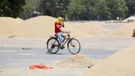 Muž jede na kole při horkém dni během vlny veder v Narele v Novém Dillí, Indie, 29. května 2024.