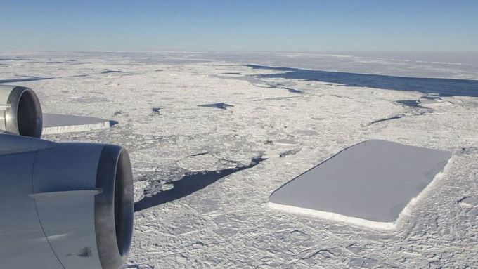Dokonalý ledovec. NASA objevila v Antarktidě plovoucí kru ve tvaru obdélníku.