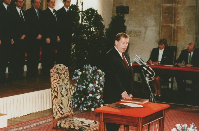 V obtížné vnitropolitické situaci byl Václav Havel 20. ledna 1998 opětovně oběma parlamentními komorami zvolen prezidentem republiky.