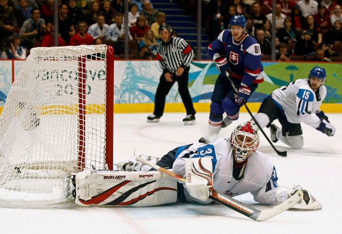 Pavol Demitra (není na snímku vidět) zakončil slovenský brankostroj v polovině utkání třetím rychlým gólem. Miikka Kiprusoff ve finské brance neměl šanci.