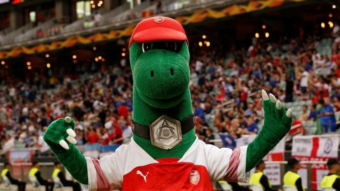 Oblíbený maskot Arsenalu Gunnersaurus slaví narozeniny. Klubu slouží 27 let