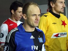 Aktéři závěrečného dramatu nastupují na trávník: kapitán Hamburgeru SV David Jarolím (vlevo) a brankář domácích Martin Vaniak.