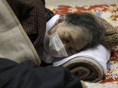 Stará žena v jednom z tisíců evakuačních center