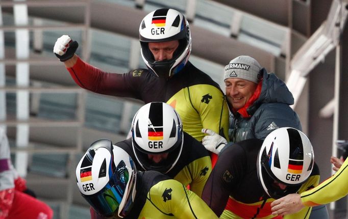 Německý čtyřbob  Francesco Friedrich, Candy Bauer, Martin Grothkopp a Thorsten Margis slaví vítězství na ZOH 2018