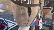 Poškozená motorka Libora Podmola v 1. etapě Rallye Dakar 2021