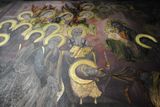 Stovky věřících se v pondělí shromáždily před pravoslavným chrámem svatého Dimitrije ve Skopji, aby spatřily ikony, které prý samy od sebe začaly zářit. Tvrdí to alespoň kněz, podle něhož začaly ikony a fresky od neděle září, jako by byly vyleštěny neviditelnou rukou.