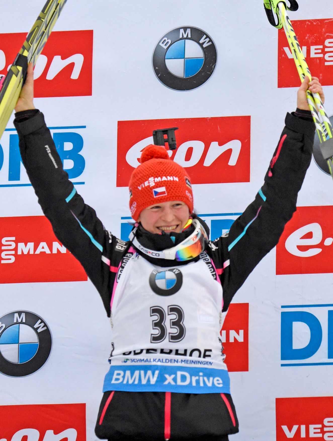 Veronika Vítková slaví vítězství ve sprintu ve SP v Oberhofu 2015