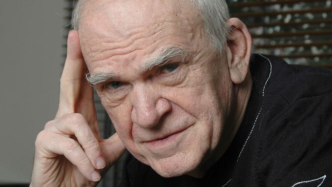 Milan Kundera vydal Nevědění roku 2000 španělsky a teprve po třech letech francouzsky. Mohl mít pocit, že Španělé se svou historií exilu za frankistické diktatury román přijmou snáz.
