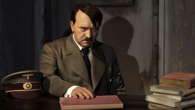 Vosková figurína Adolfa Hitlera ještě před tím, než jí 41-tý Němec utrhl hlavu