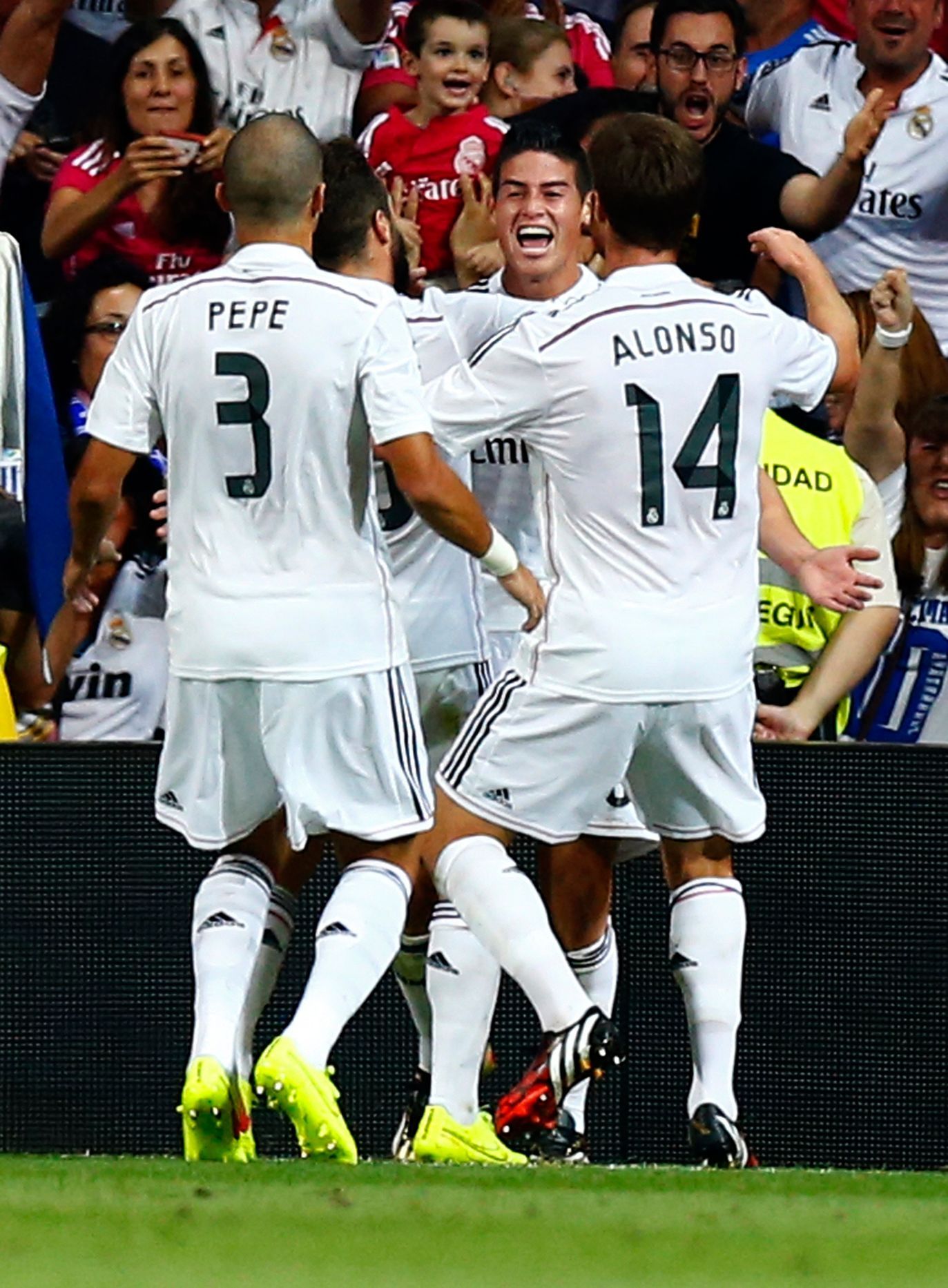 James Rodríguez slaví s hráči Realu svůj gól ve španělském Superpoháru