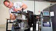 Po výuce teorie bude následovat praktické cvičení. Na jednom autě budou naráz dělat maximálně tři mechanici.
