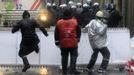 Arcelor Mittal workers from several Liege steel plants clash with riot policemen during a demonstration outside the Walloon Region parliament in Namur January 29, 2013. Arcelor Mittal, the world's largest steel producer, plans to shut a coke plant and six finishing lines at its site in Liege, Belgium, affecting 1,300 employees, the group said last week. REUTERS/Yves Herman (BELGIUM - Tags: BUSINESS CIVIL UNREST EMPLOYMENT COMMODITIES) Published: Led. 29, 2013, 12:34 odp.