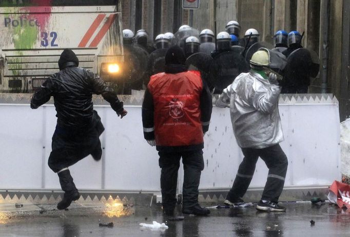 Arcelor Mittal workers from several Liege steel plants clash with riot policemen during a demonstration outside the Walloon Region parliament in Namur January 29, 2013. Arcelor Mittal, the world's largest steel producer, plans to shut a coke plant and six finishing lines at its site in Liege, Belgium, affecting 1,300 employees, the group said last week. REUTERS/Yves Herman (BELGIUM - Tags: BUSINESS CIVIL UNREST EMPLOYMENT COMMODITIES) Published: Led. 29, 2013, 12:34 odp.