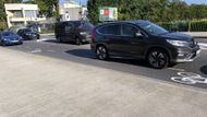 Na jeho úpatí, přímo naproti ruskému vyslanectví, se doprava zužuje do jednoho pruhu. V těchto místech se zároveň vjíždí z Prahy 6 na území sedmé městské části.