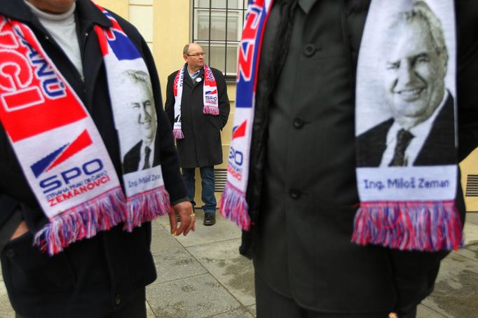 Příznivci politické strany Strana práv občanů - Zemanovci v době, kdy Miloš Zeman  složil  ve Vladislavském sále Pražského hradu slavnostní slib v roli prezidenta ČR.