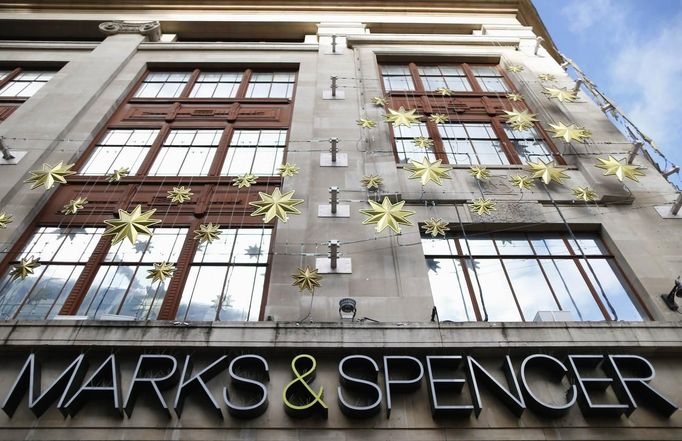 Od 5. listopadu zdobí vánoční ozdoby exteriér "vlajkového obchodu" řetězce Marks and Spencer v londýnském West Endu.