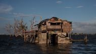 Nyní ale Filipínce ohrožuje také stoupající hladina oceánu v souvislosti s klimatickými změnami. Vesnička bude zřejmě brzy neobyvatelná, stejně jako řada dalších míst v Asii i jinde po světě.