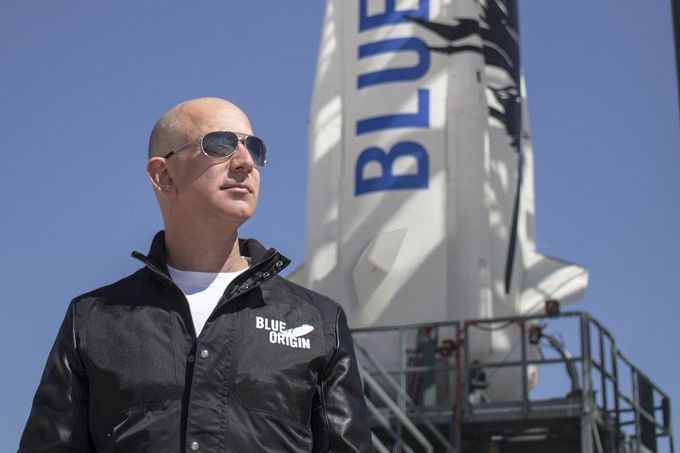 Jeff Bezos pózuje u vesmírné rakety Blue Origin v roce 2015.