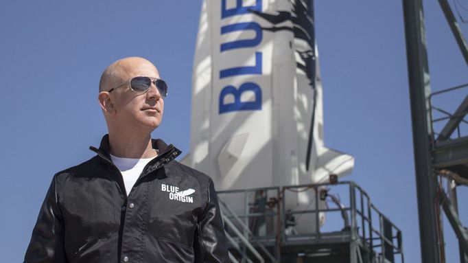 Jeff Bezos pózuje u vesmírné rakety Blue Origin v roce 2015.