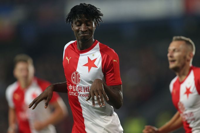 Peter Olayinka slaví v derby Sparta - Slavia v 10. kole první ligy