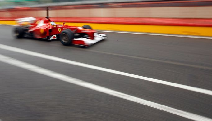 Fernando Alonso projíždí tratí na testech v Mugellu.