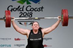 Náplast za olympijský nezdar. Transgender vzpěračka je sportovkyní roku