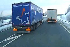 Českého řidiče kamionu, který nebezpečně předjížděl na dálnici, vydal soud do Německa