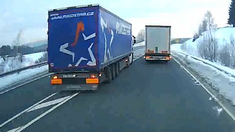 Kamion české firmy nebezpečně předjížděl. Čelní srážce s autobusem chybělo málo