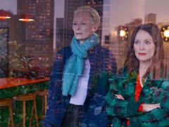 Tilda Swinton a Julianne Moore ve filmu Vedlejší pokoj.