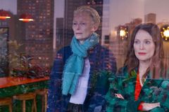 Recenze: Umírat důstojně. Almodóvarovu filmu dominují Tilda Swinton a Julianne Moore