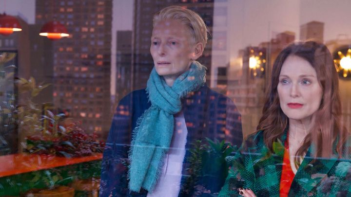 Recenze: Umírat důstojně. Almodóvarovu filmu dominují Tilda Swinton a Julianne Moore