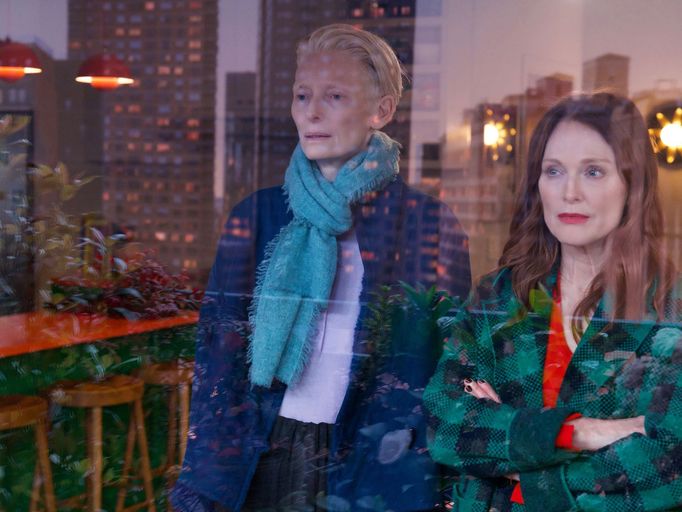 Tilda Swinton a Julianne Moore ve filmu Vedlejší pokoj.