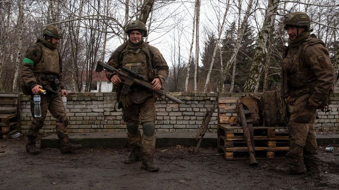 Ukrajinští vojáci ve městě Časiv Jar.