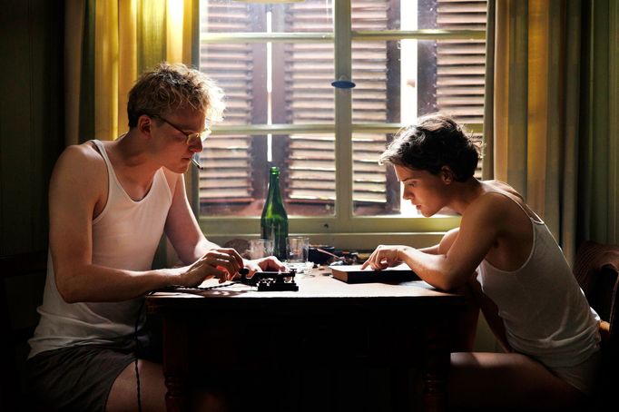 Německá herečka Liv Lisa Friesová jako Hilde a Johannes Hegemann v roli jejího muže Hanse.