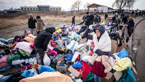 Uprchlíci z Ukrajiny na polské straně hranice v obci Medyka v podkarpatském vojvodství v Polsku. 27. 2. 2022