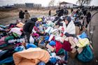 Uprchlíci z Ukrajiny na polské straně hranice v obci Medyka v Podkarpatském vojvodství v Polsku.