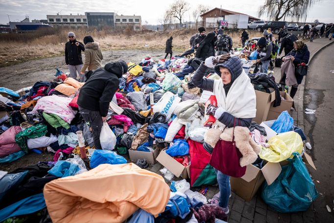 Uprchlíci z Ukrajiny na polské straně hranice v obci Medyka v podkarpatském vojvodství v Polsku. 27. 2. 2022