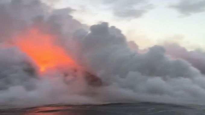 Láva z havajského vulkánu Kilauea pronikla do Tichého oceánu a místní obyvatelé jsou po třech týdnech aktivity sopky vystaveni dalšímu riziku.