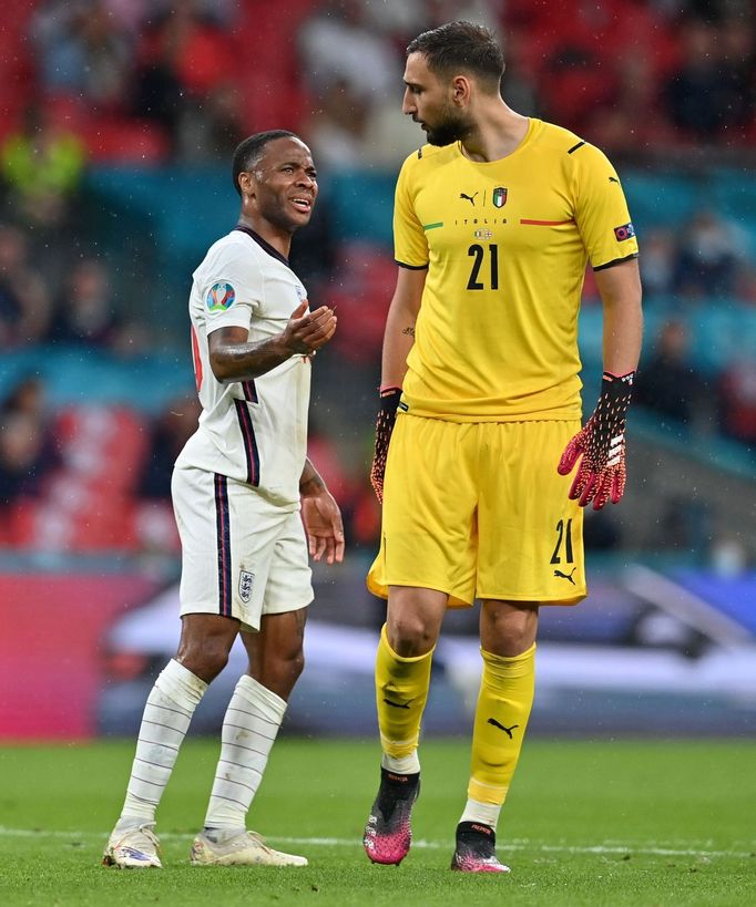 Raheem Sterling a Gianluigi Donnarumma ve finále ME 2020 Itálie - Anglie