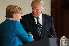 První evropská pochvala pro Donalda Trumpa. Hollande, Merkelová i další podpořili útok USA v Sýrii