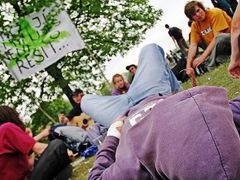 Odpolední pohoda na protestní akci. Hudba, přátelé, pivo i kouření bylo na dosah. Pro koho jsou tyto hodnoty v životě podstatné, mohl se cítit šťastně.