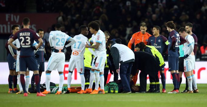 Hlouček hráčů a zdravotníků kolem zraněného Neymara v 27. kole francouzské ligy mezi PSG a Marseille