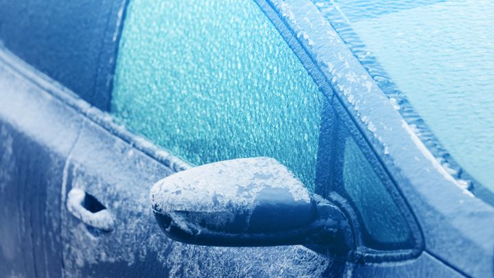 Pozor na silný vítr a ledovku, varují meteorologové. Klouzat mohou chodníky i silnice