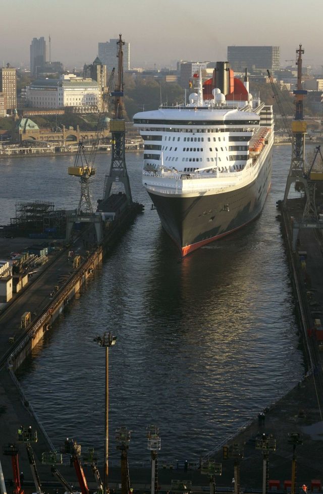 Queen Mary 2 pluje na servisní údržbu do doku