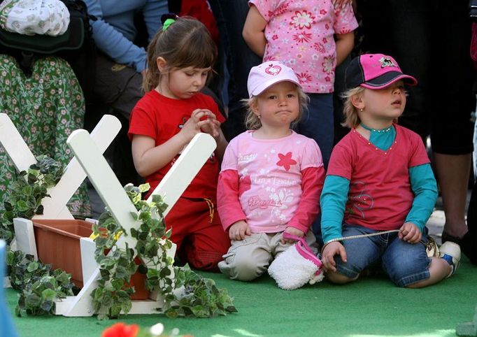 Dokázaly by tyto děti přeskákat králičí překážky? Na vodítku nebo volně?