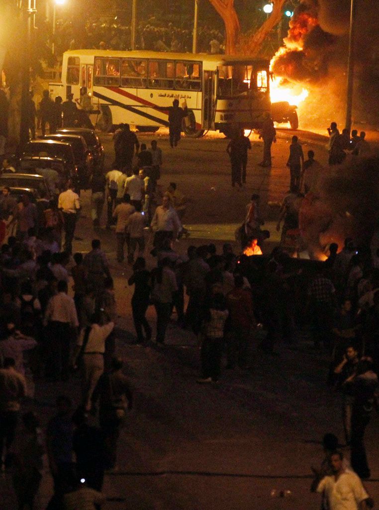 Noc plná násilí v Káhiře: Střety křesťanů, muslimů a armády