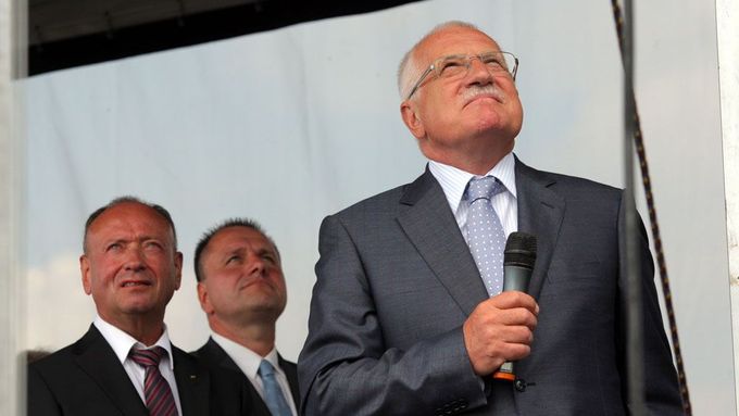 Václav Klaus na korečkovém bagru. Prezident křtil rypadlo Severočeských dolů